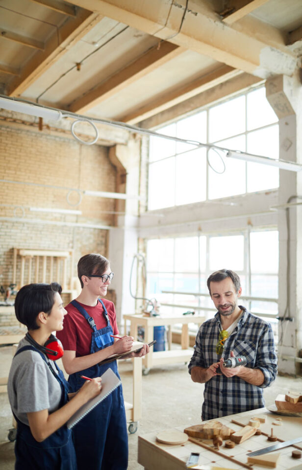 Lehrlinge in Werkstatt