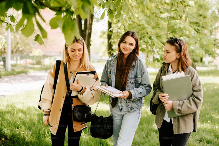 Studierende auf Campus